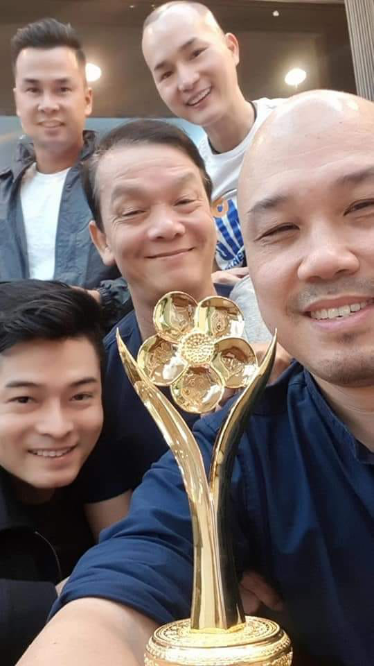 NSND Triệu Trung Ki&ecirc;n c&ugrave;ng c&aacute;c nghệ sĩ khoe tượng Mai V&agrave;ng ở H&agrave; Nội - Ảnh 3.
