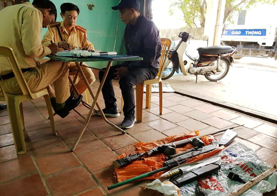 T&ograve; m&ograve; mở bao tải để b&ecirc;n đường, t&aacute; hỏa thấy 2 khẩu s&uacute;ng v&agrave; 2 quả lựu đạn - Ảnh 2.