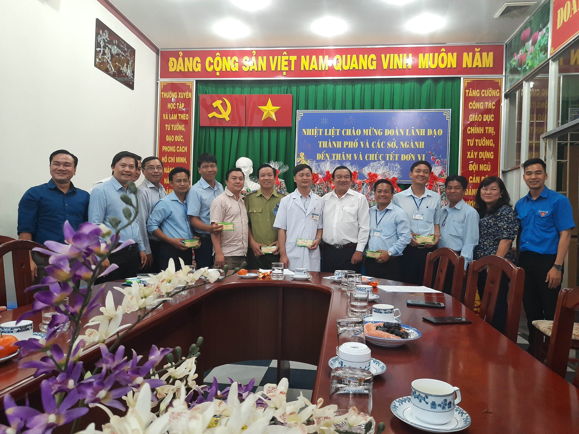 Đo&agrave;n c&ocirc;ng t&aacute;c TP HCM ch&uacute;c Tết, mong học vi&ecirc;n cai nghiện sớm đo&agrave;n tụ gia đ&igrave;nh - Ảnh 1.
