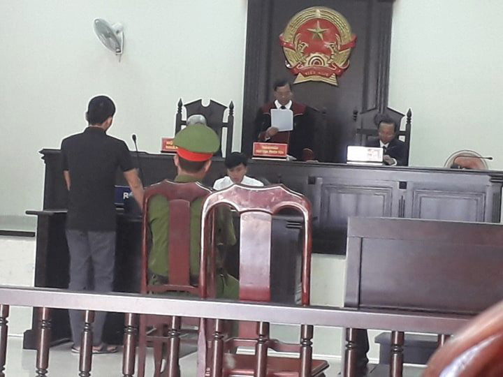 Thợ sửa điện nước dùng 100 video tống tiền CSGT Quảng Trị