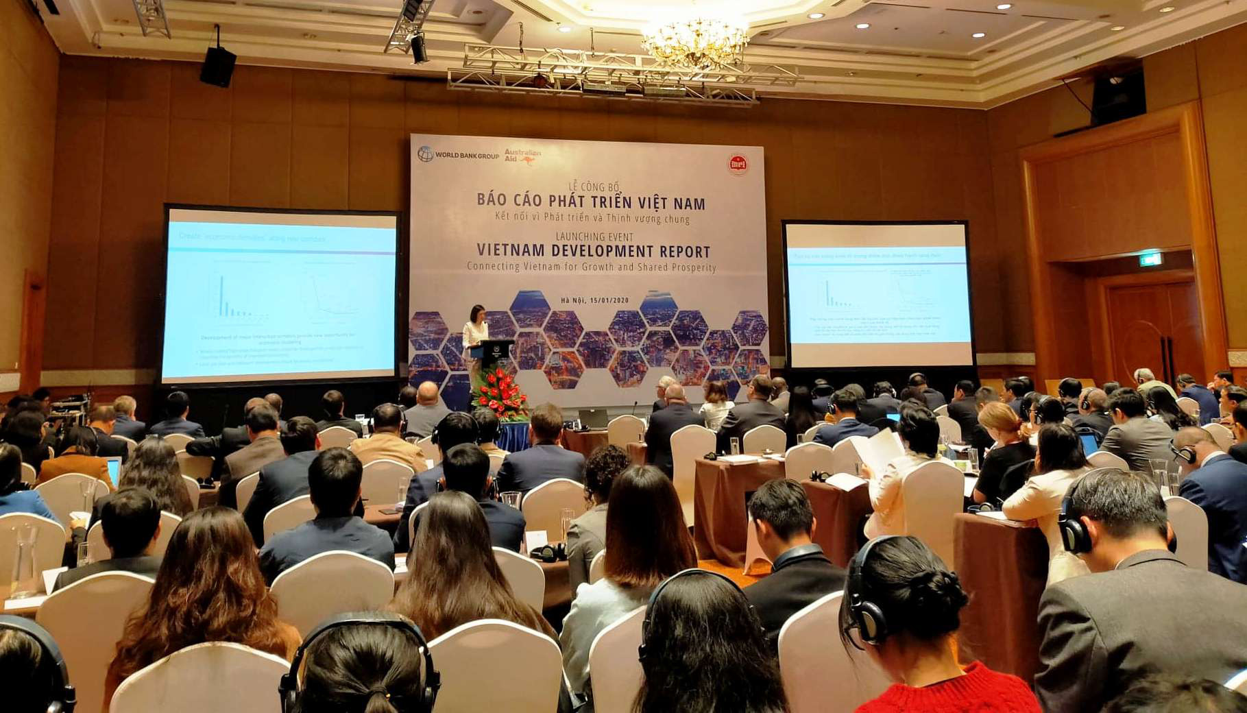 Thương mại càng phát triển, tắc nghẽn quanh các cửa khẩu quốc tế càng cao