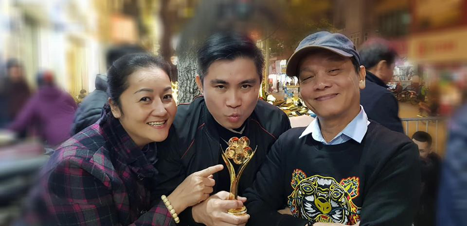 NSND Triệu Trung Ki&ecirc;n c&ugrave;ng c&aacute;c nghệ sĩ khoe tượng Mai V&agrave;ng ở H&agrave; Nội - Ảnh 5.
