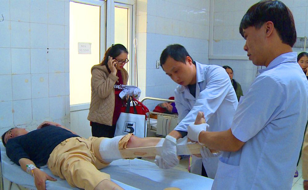 Thiếu niên đi xe máy rú ga tông thẳng vào CSGT khi bị kiểm tra