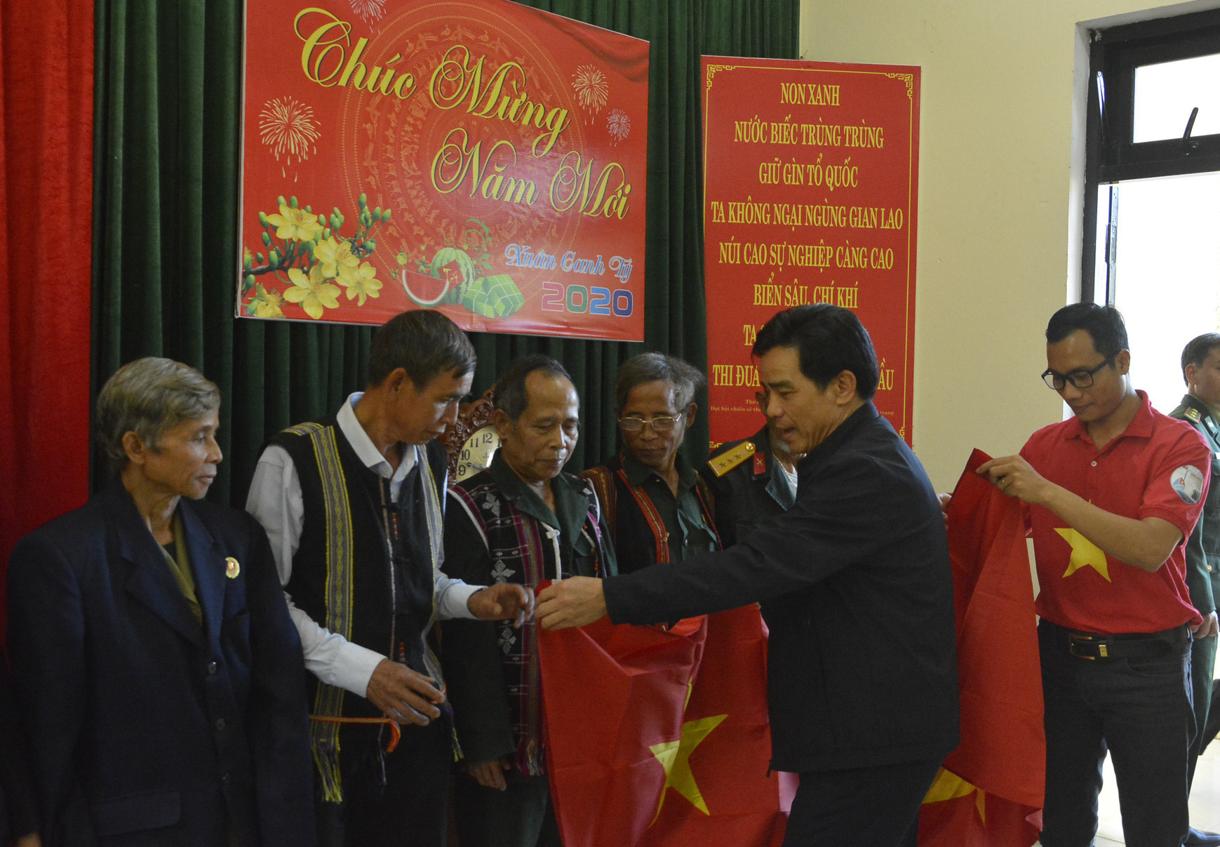 Ph&oacute; B&iacute; thư Thường trực Tỉnh ủy Quảng Nam tặng qu&agrave; Tết cho đồng b&agrave;o bi&ecirc;n giới - Ảnh 13.