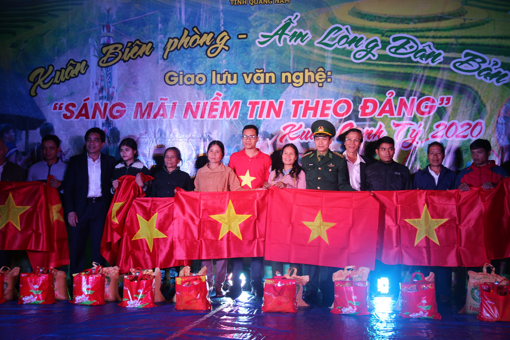 Ph&oacute; B&iacute; thư Thường trực Tỉnh ủy Quảng Nam tặng qu&agrave; Tết cho đồng b&agrave;o bi&ecirc;n giới - Ảnh 15.