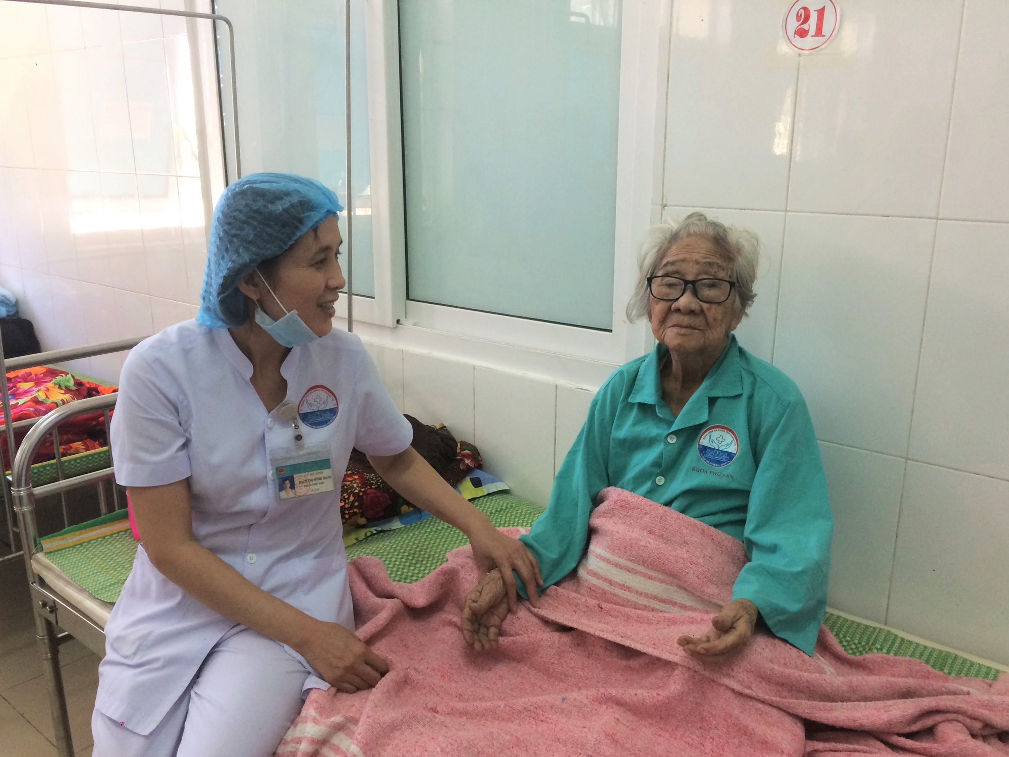 Phẫu thuật lấy khối u 1,5 kg "mọc" hơn 10 năm trong bụng cụ bà 100 tuổi
