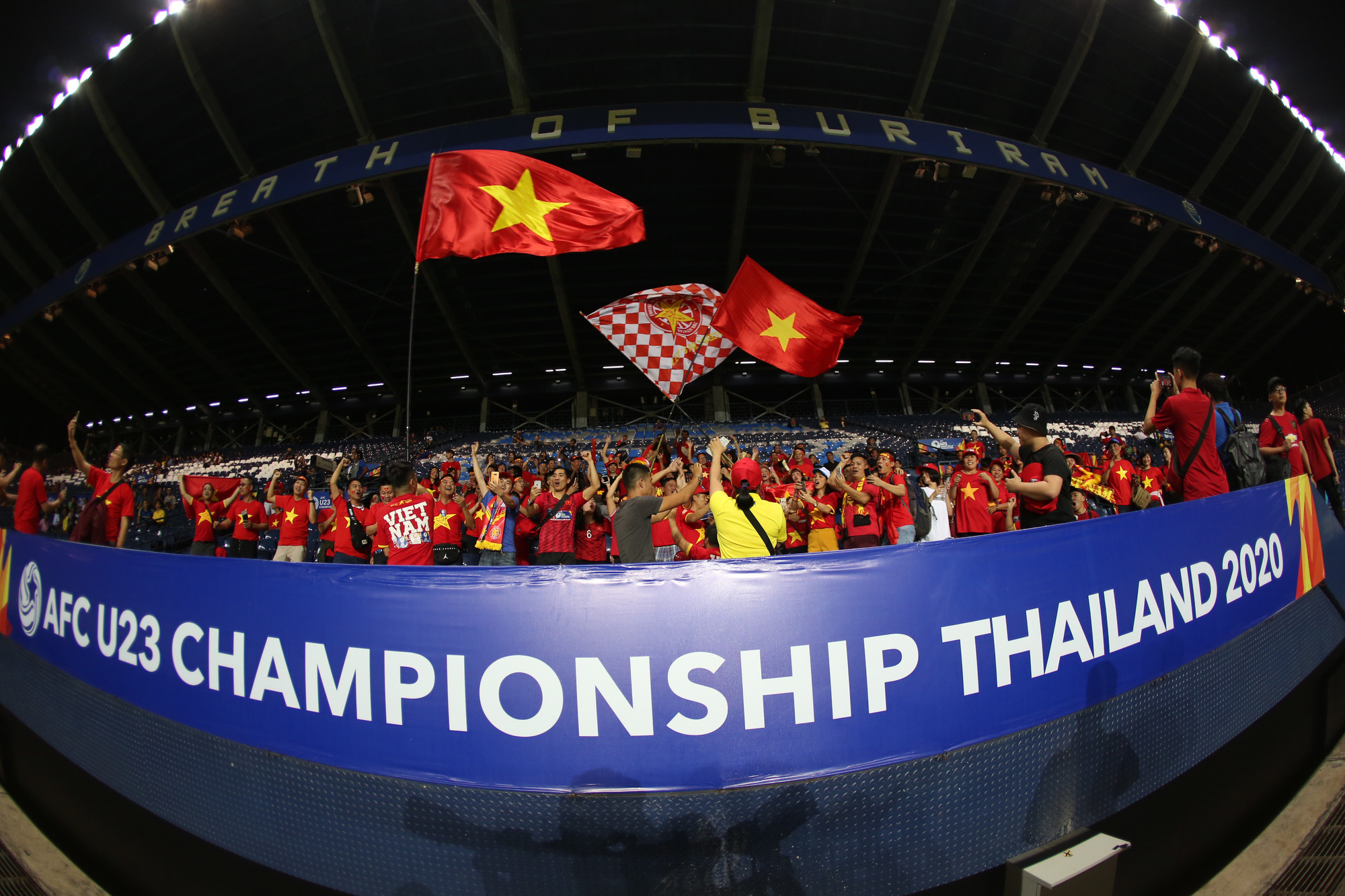 AFC cấm CĐV Việt Nam vi phạm thương quyền v&agrave;o s&acirc;n cổ vũ trận Triều Ti&ecirc;n - Ảnh 1.