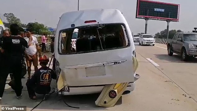 Vừa rời sân bay 8 du khách Anh bị xe buýt quăng trên cao tốc - Ảnh 4.