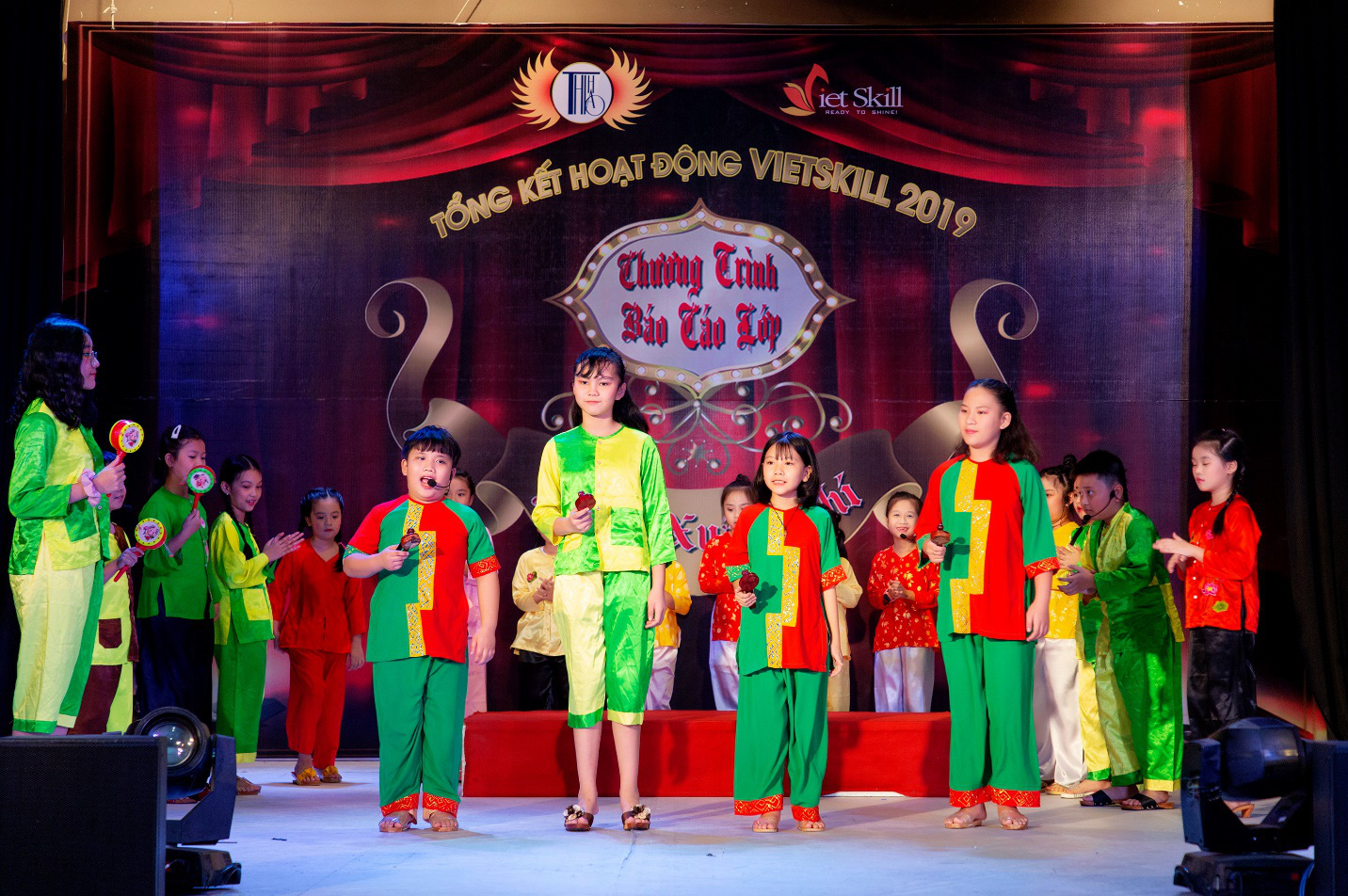 C&aacute;c nghệ sĩ ch&uacute;c mừng diễn giả, MC Thi Thảo - Ảnh 1.