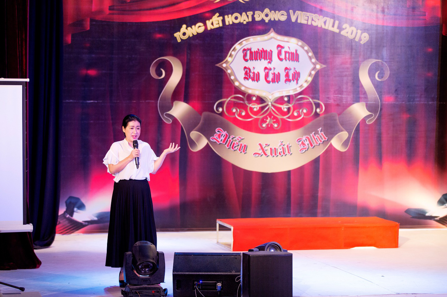 C&aacute;c nghệ sĩ ch&uacute;c mừng diễn giả, MC Thi Thảo - Ảnh 2.