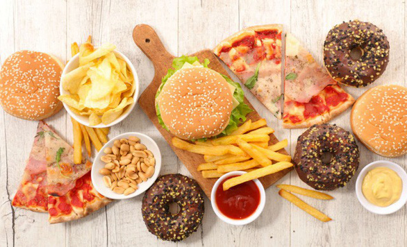 Nam giới m&ecirc; pizza, fast food sẽ &iacute;t tinh tr&ugrave;ng - Ảnh 1.