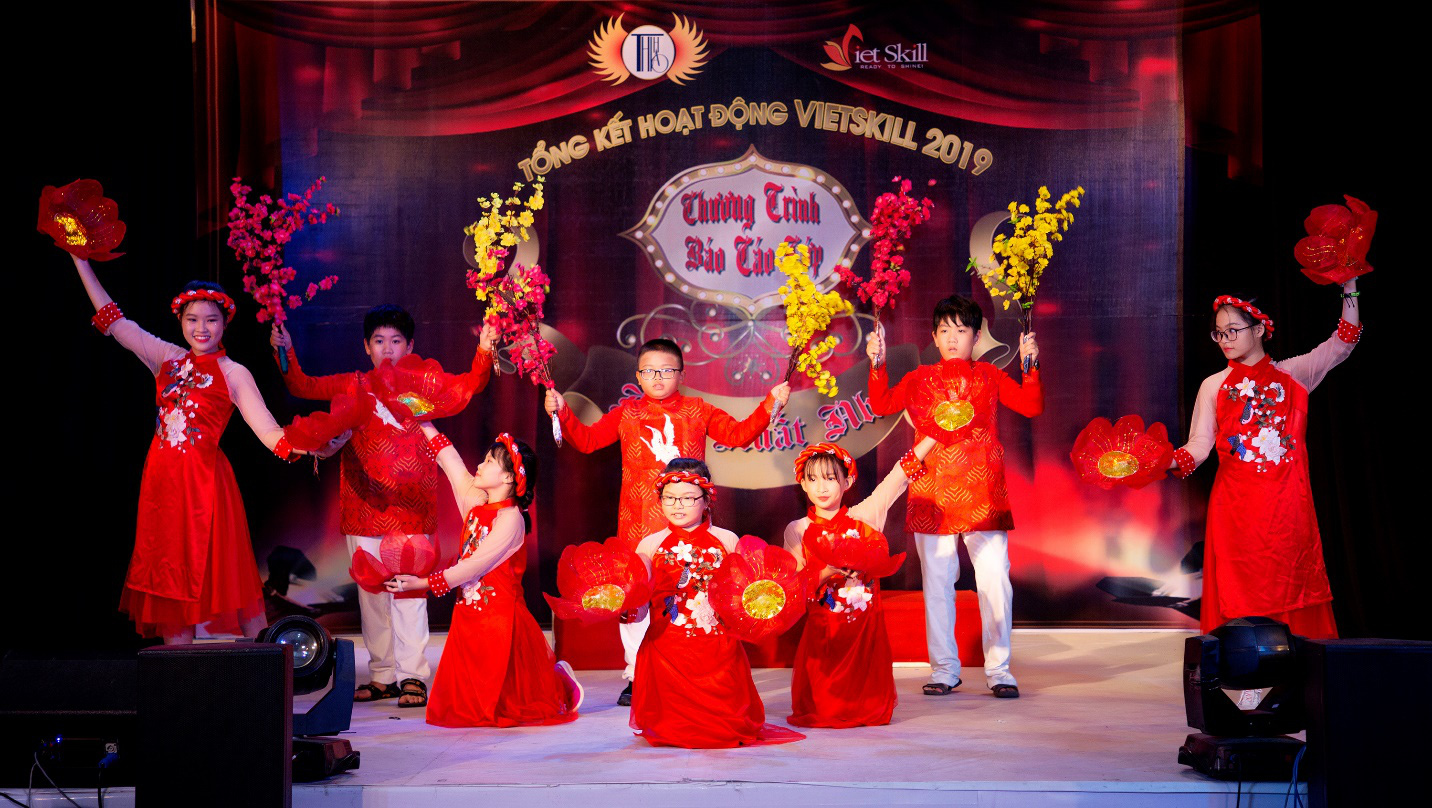 C&aacute;c nghệ sĩ ch&uacute;c mừng diễn giả, MC Thi Thảo - Ảnh 3.