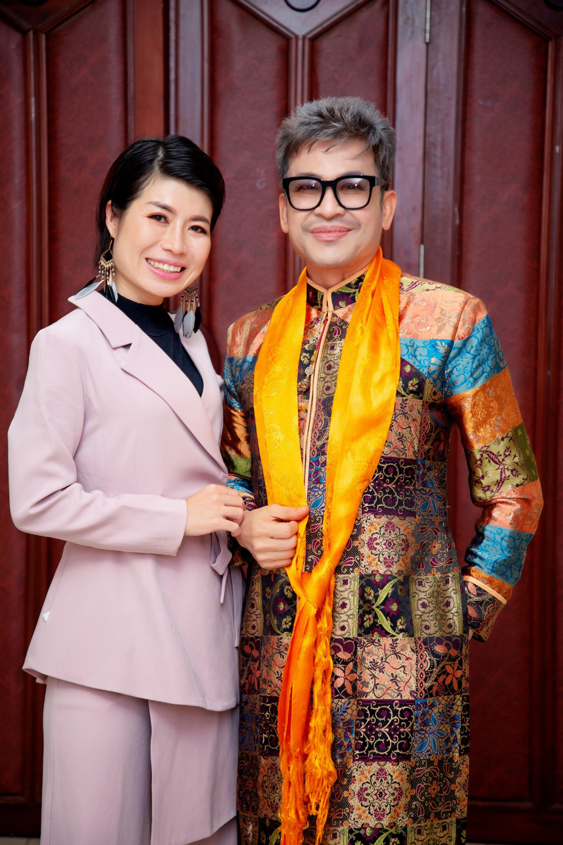 C&aacute;c nghệ sĩ ch&uacute;c mừng diễn giả, MC Thi Thảo - Ảnh 4.