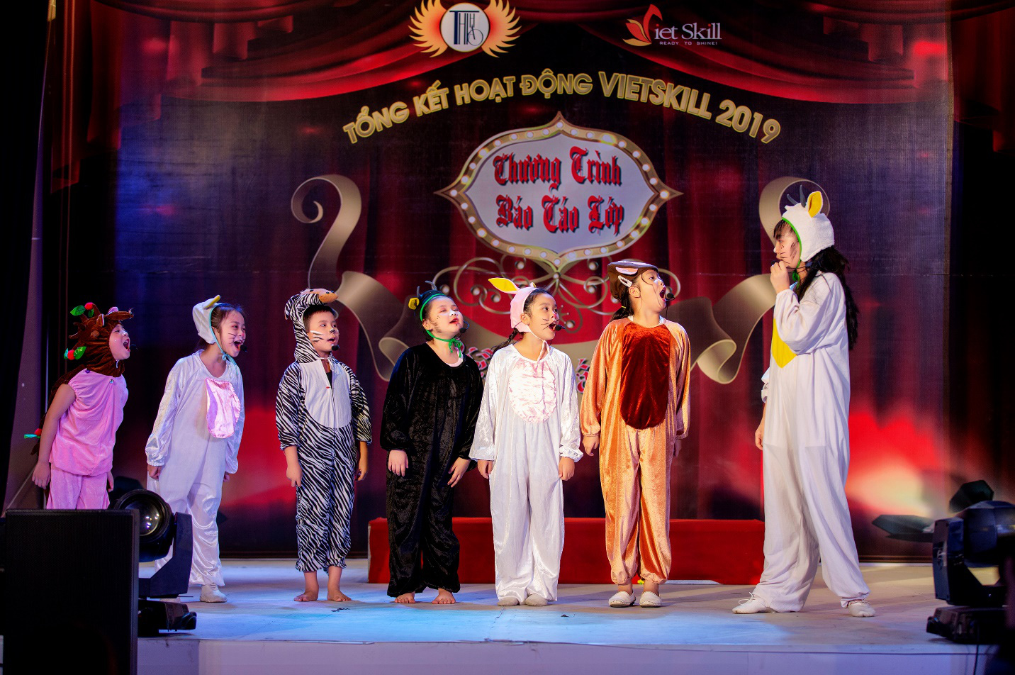 C&aacute;c nghệ sĩ ch&uacute;c mừng diễn giả, MC Thi Thảo - Ảnh 7.