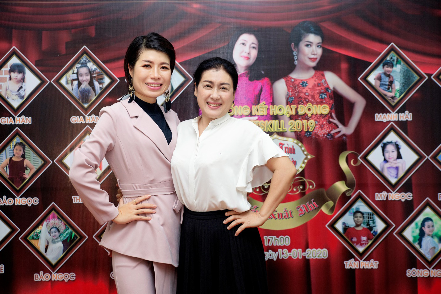 Các nghệ sĩ chúc mừng diễn giả, MC Thi Thảo