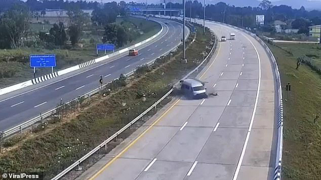 Vừa rời sân bay, 8 du khách Anh bị xe buýt "quăng" trên cao tốc