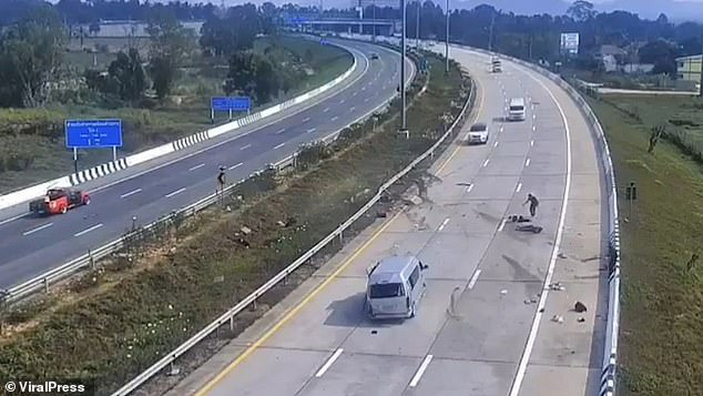 Vừa rời sân bay 8 du khách Anh bị xe buýt quăng trên cao tốc - Ảnh 3.
