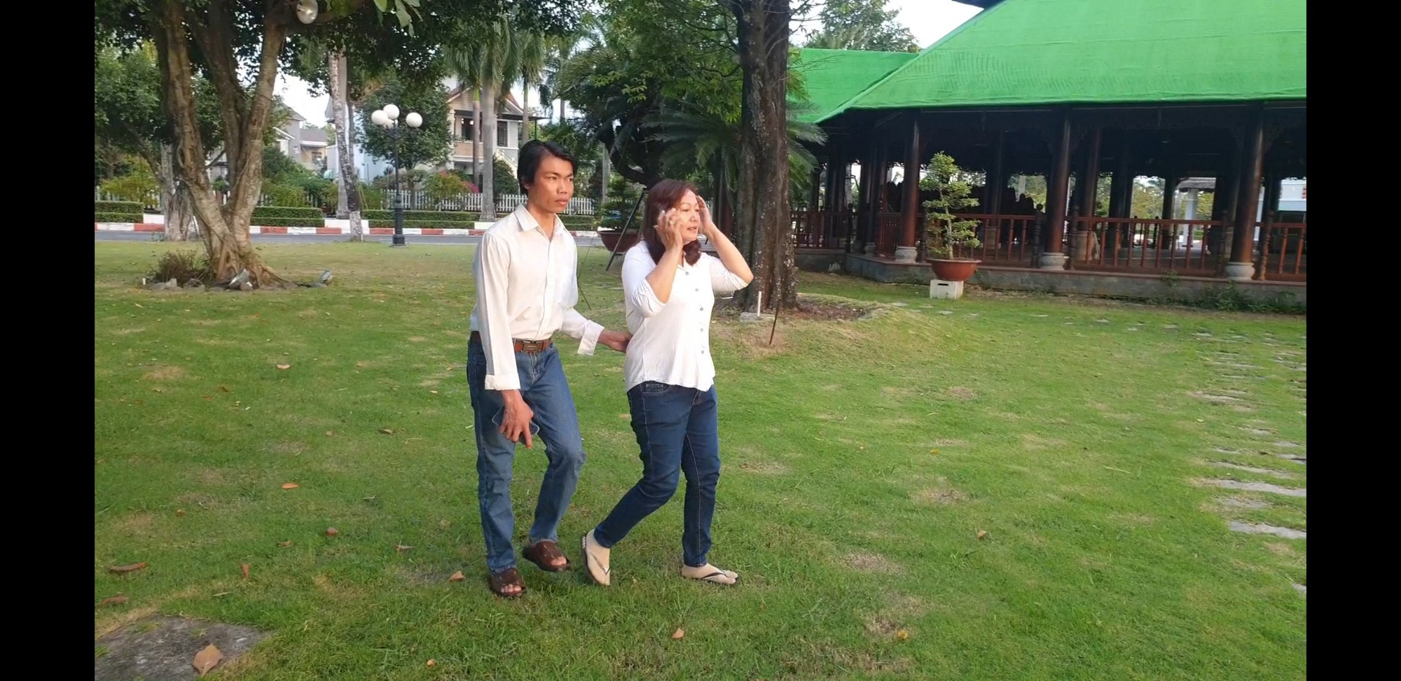 Tình yêu bất chấp của cặp đôi chị hơn anh 20 tuổi - Ảnh 1.