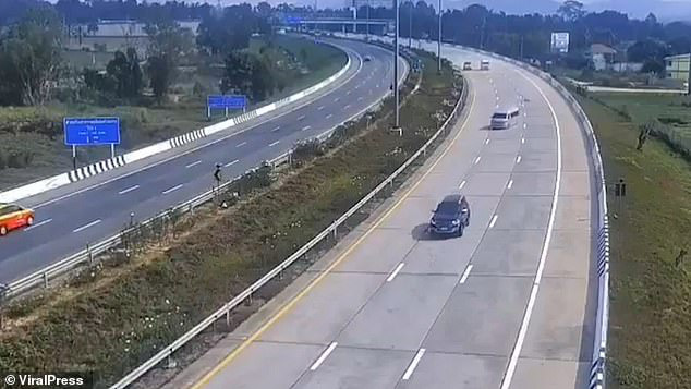 Vừa rời sân bay 8 du khách Anh bị xe buýt quăng trên cao tốc - Ảnh 1.
