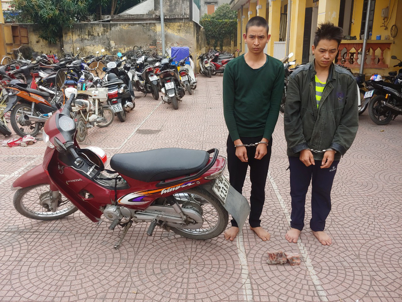 Hai anh em trai "điều" xe ôm tới nghĩa trang đánh bất tỉnh để cướp xe máy, tiền