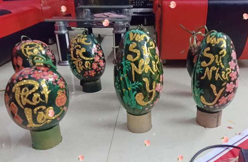 Thầy giáo vẽ tranh quê hương, chữ thư pháp đẹp hút mắt lên trái cây phục vụ Tết - Ảnh 14.