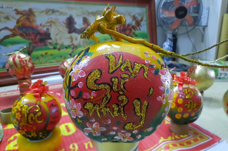 Thầy giáo vẽ tranh quê hương, chữ thư pháp đẹp hút mắt lên trái cây phục vụ Tết - Ảnh 12.