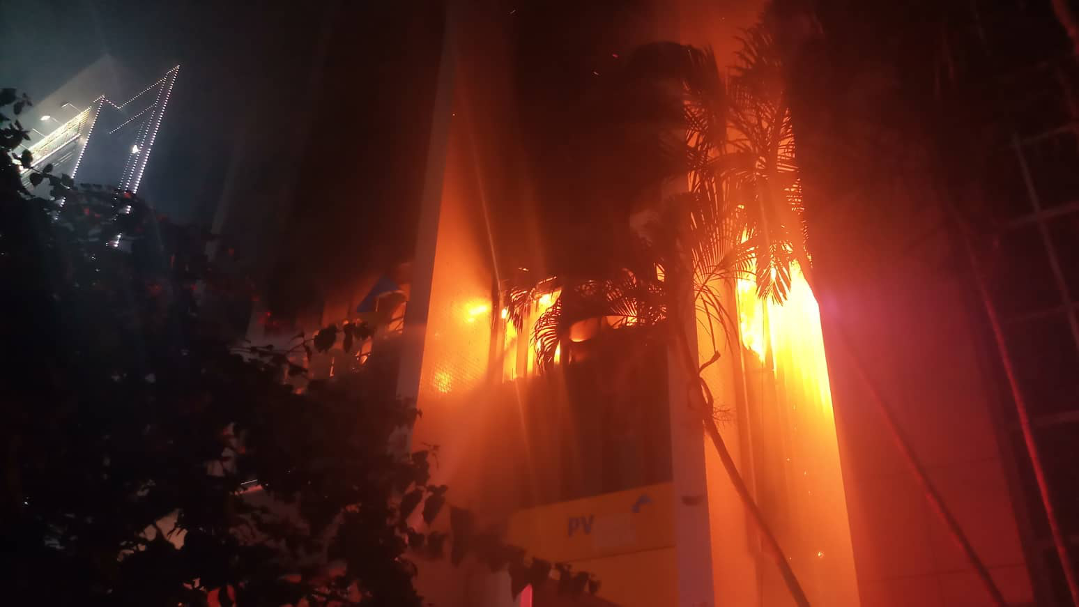 Cháy tòa nhà dầu khí ở TP Thanh Hóa, 1 người tử vong, nhiều người bị thương