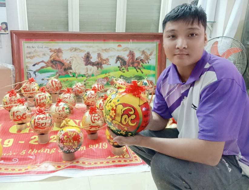 Thầy giáo vẽ tranh quê hương, chữ thư pháp đẹp hút mắt lên trái cây phục vụ Tết