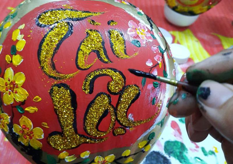 Thầy giáo vẽ tranh quê hương, chữ thư pháp đẹp hút mắt lên trái cây phục vụ Tết - Ảnh 3.