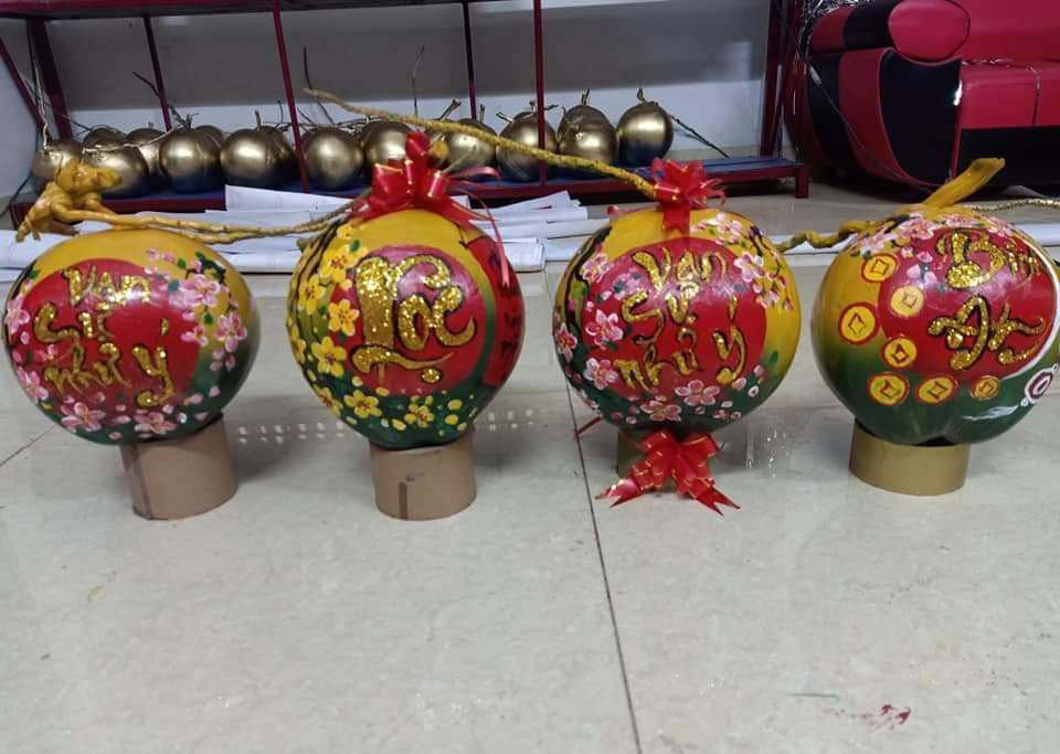 Thầy giáo vẽ tranh quê hương, chữ thư pháp đẹp hút mắt lên trái cây phục vụ Tết - Ảnh 10.