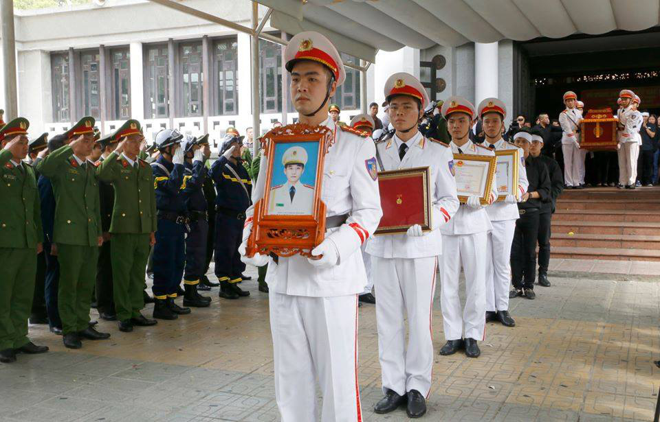 Xúc động tiễn biệt 3 liệt sĩ hy sinh khi làm nhiệm vụ tại xã Đồng Tâm - Ảnh 12.