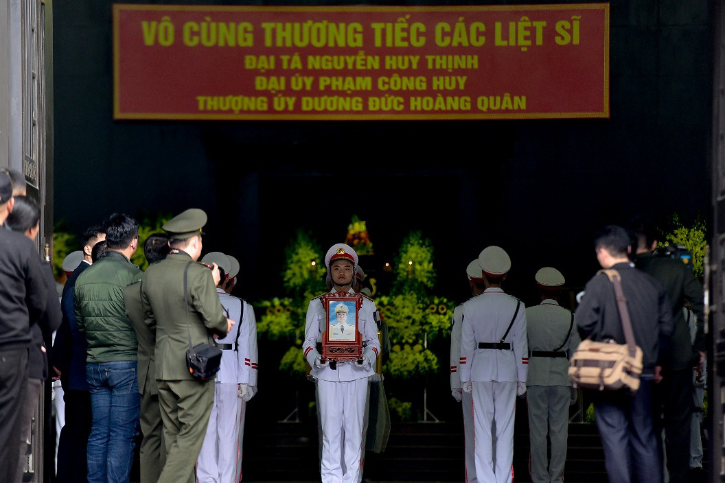 Xúc động tiễn biệt 3 liệt sĩ hy sinh khi làm nhiệm vụ tại xã Đồng Tâm - Ảnh 6.