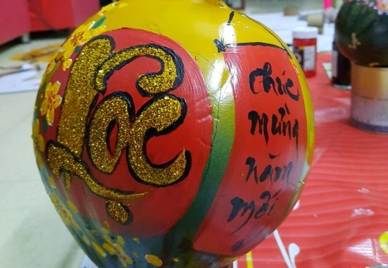 Thầy giáo vẽ tranh quê hương, chữ thư pháp đẹp hút mắt lên trái cây phục vụ Tết - Ảnh 8.