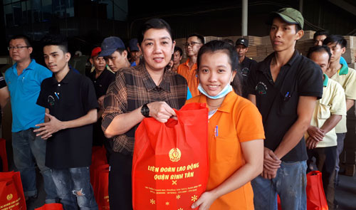 Giúp công nhân khó khăn đón Tết