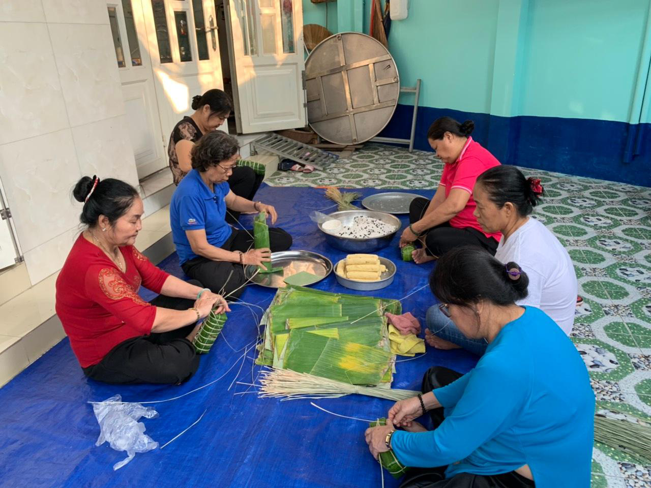 H&agrave;ng ng&agrave;n v&eacute; xe v&agrave; qu&agrave; Tết đến với c&ocirc;ng nh&acirc;n kh&oacute; khăn - Ảnh 3.