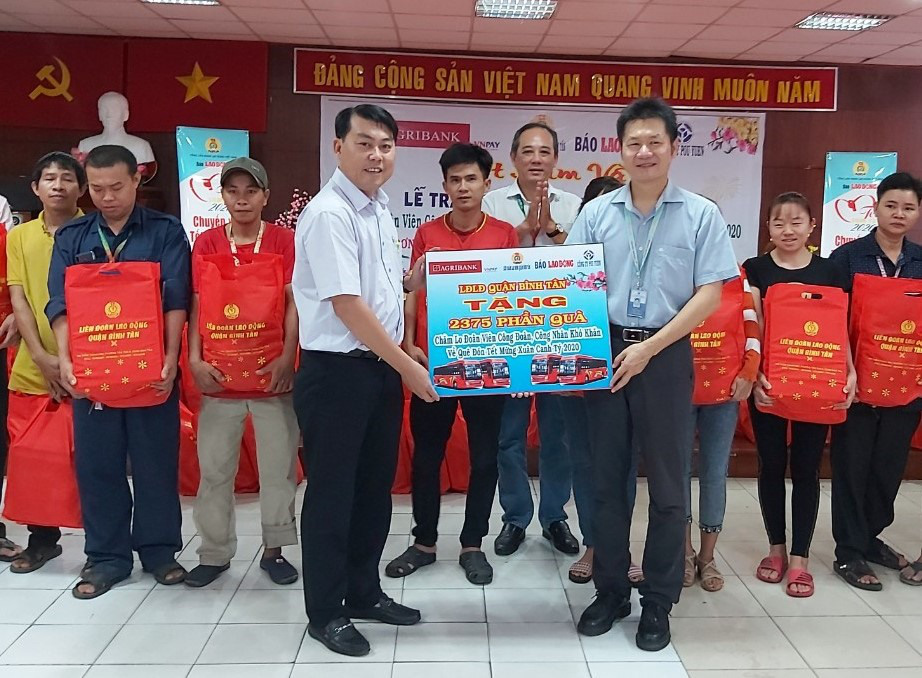 H&agrave;ng ng&agrave;n v&eacute; xe v&agrave; qu&agrave; Tết đến với c&ocirc;ng nh&acirc;n kh&oacute; khăn - Ảnh 1.