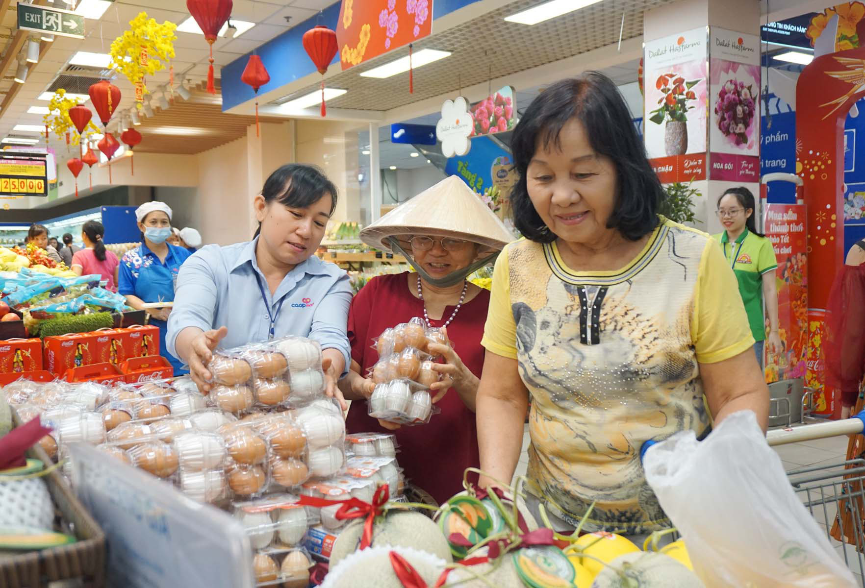 Rầm rộ khai trương si&ecirc;u thị, cửa h&agrave;ng b&aacute;n Tết - Ảnh 1.