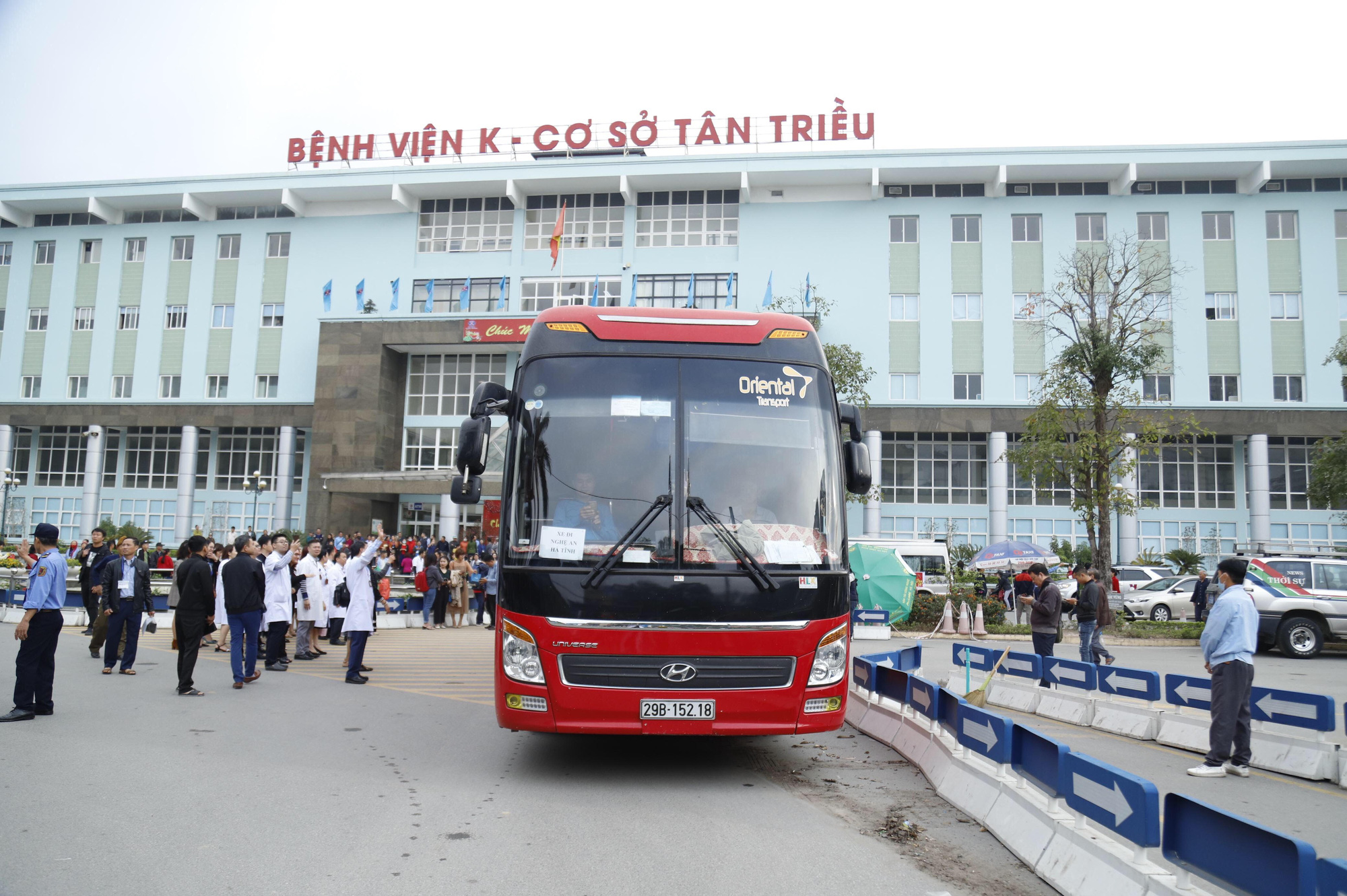 Clip: Gi&aacute;m đốc Bệnh viện K ho&agrave; giọng tiễn bệnh nh&acirc;n ung thư về qu&ecirc; ăn Tết - Ảnh 11.