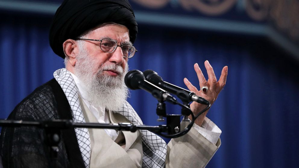 Lãnh tụ Iran gọi ông Trump là "chú hề đâm lén sau lưng"