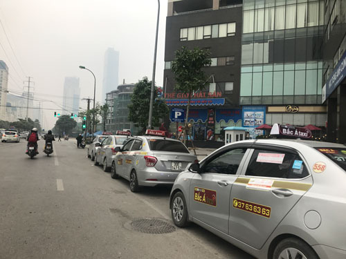 Taxi công nghệ được gắn mác "xe hợp đồng"
