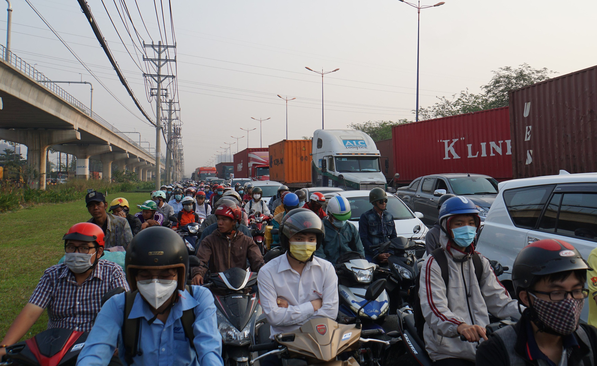 Kinh hoàng cảnh kẹt xe trên mọi ngả đường khu Đông TP HCM - Ảnh 7.