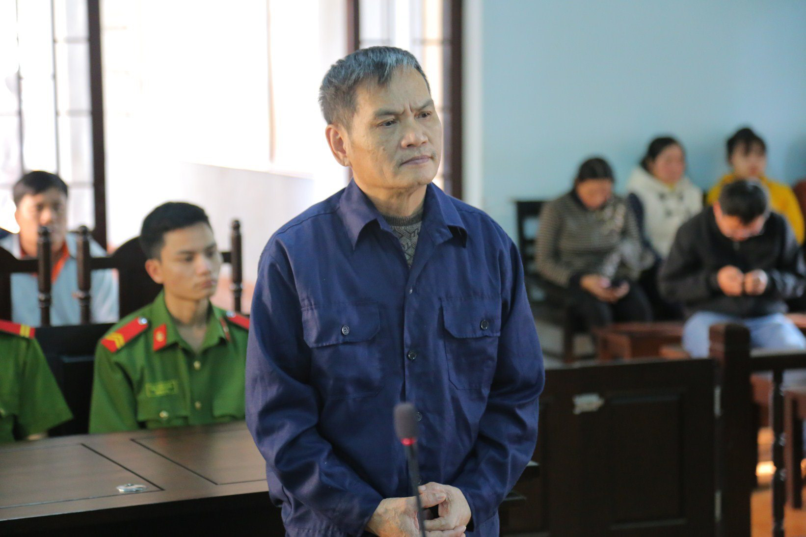 Ông chủ nhiều lần hiếp dâm cô gái khuyết tật làm thuê: "Vợ tôi dàn dựng để đưa tôi vào tù"(?!)