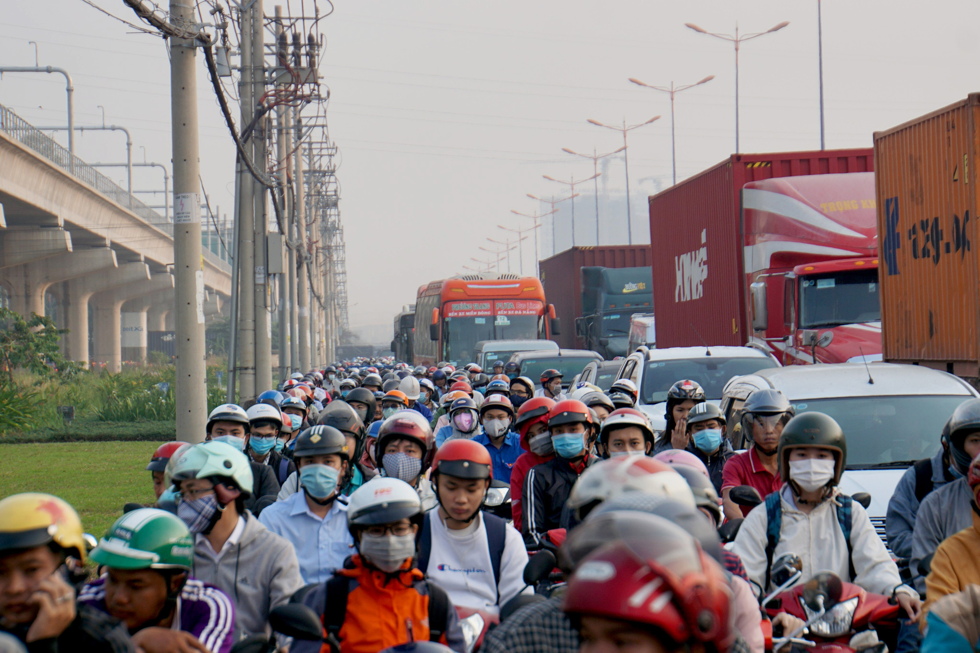 Kinh hoàng cảnh kẹt xe trên mọi ngả đường khu Đông TP HCM - Ảnh 4.