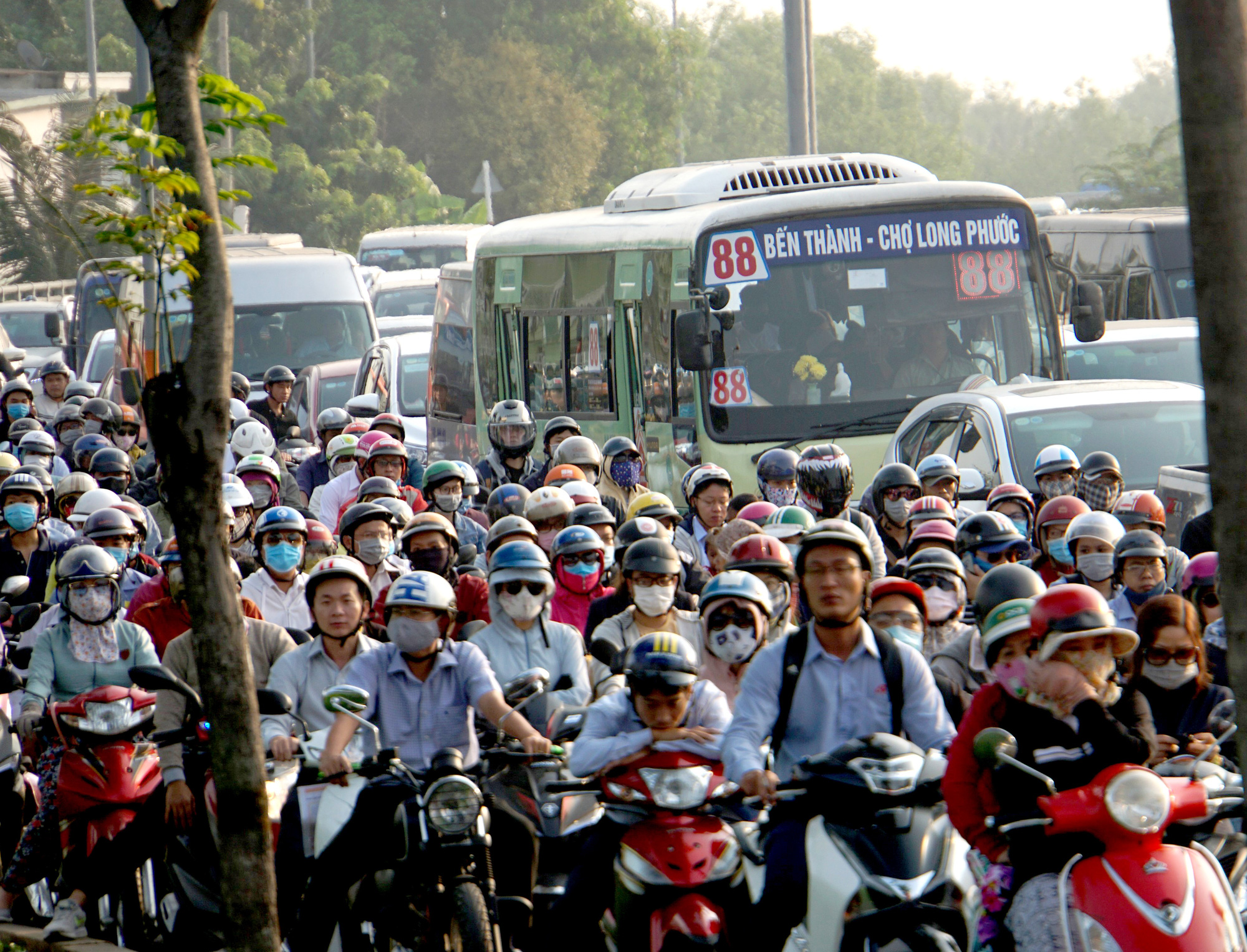 Kinh hoàng cảnh kẹt xe trên mọi ngả đường khu Đông TP HCM - Ảnh 2.