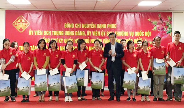Khắp nơi lo Tết cho công nhân