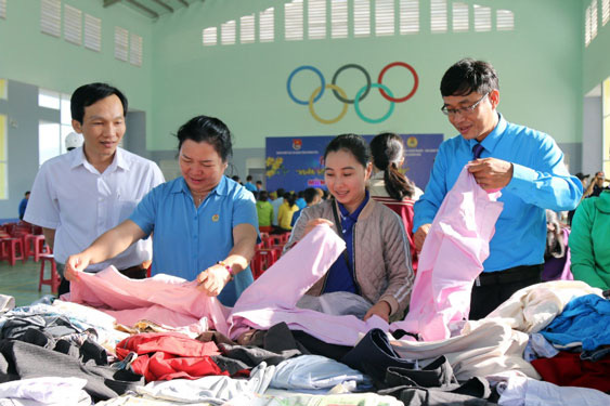 Khắp nơi lo Tết cho công nhân - Ảnh 2.