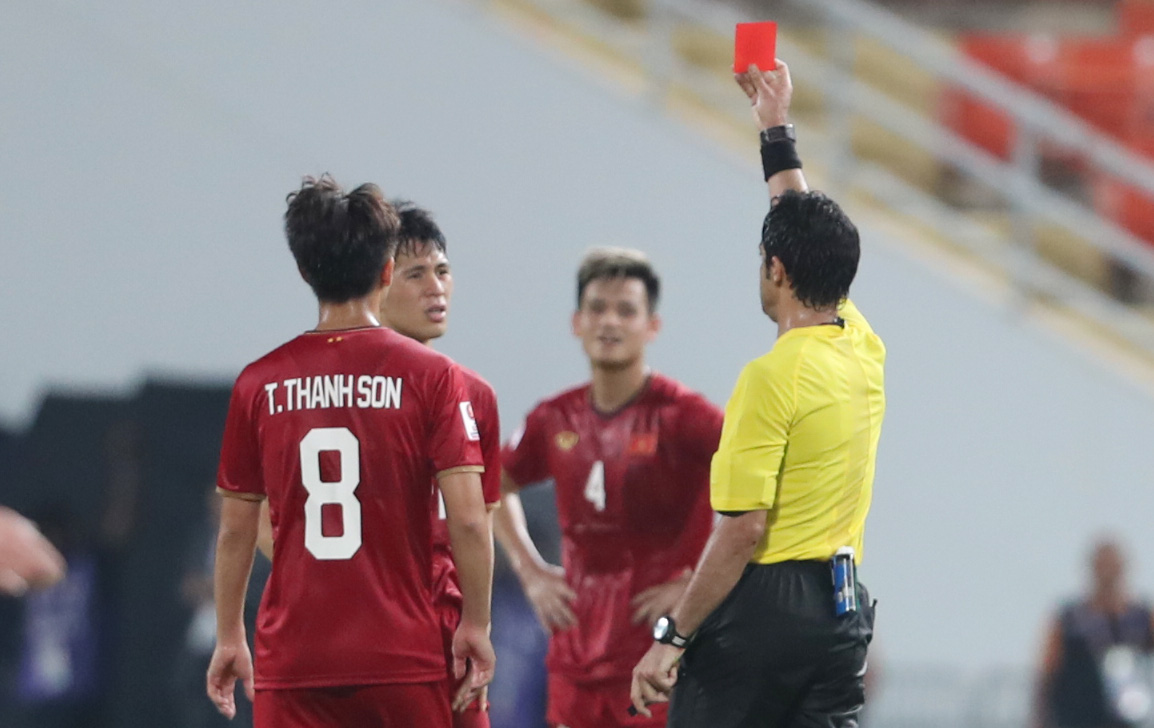 Chiếc thẻ đỏ tai hại khiến Đ&igrave;nh Trọng vắng mặt ở v&ograve;ng loại World Cup - Ảnh 1.