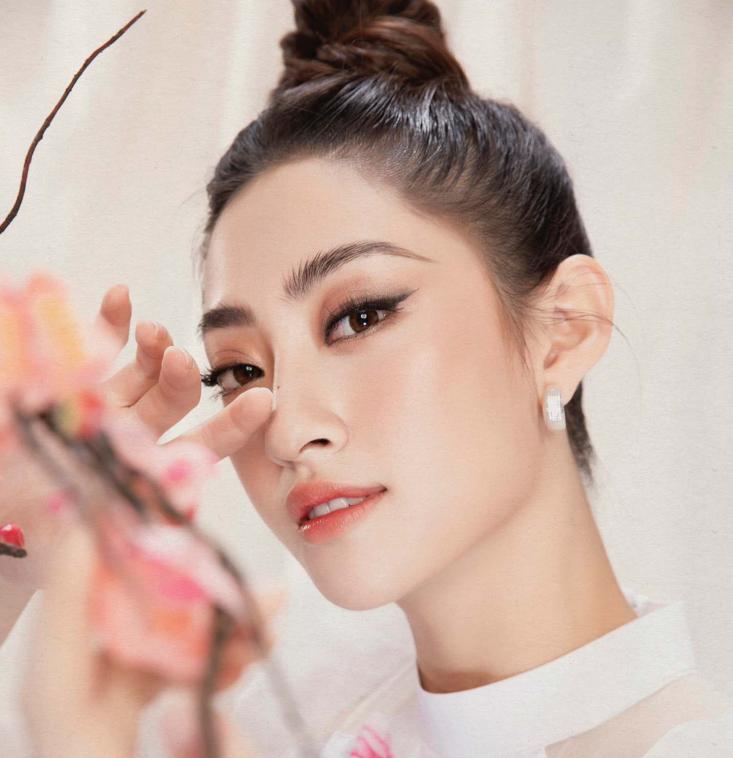 Hoa hậu Lương Thuỳ Linh duyên dáng diện áo dài du xuân