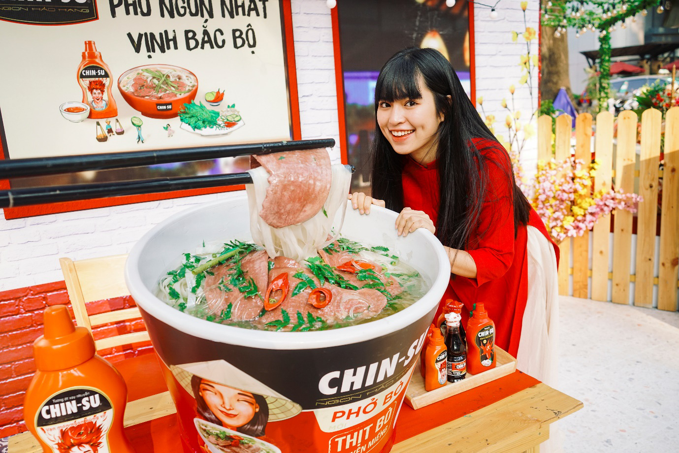 Hot girl Mắt Biếc check-in với c&aacute;c si&ecirc;u phẩm khổng lồ tại G&oacute;c Phố Xu&acirc;n 2020 - Ảnh 1.