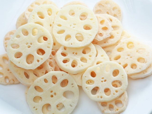 Mứt củ sen lạ miệng, ngon b&ugrave;i kh&oacute; cưỡng - Ảnh 3.